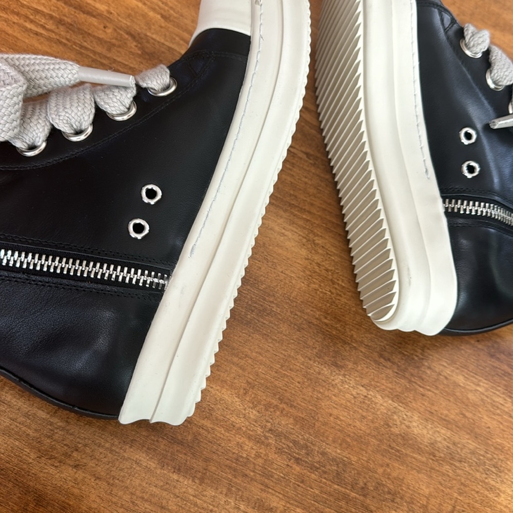 Black-and-white high tops, women's size 9 - Picture 7 of 7